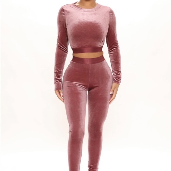 $2️⃣0️⃣2 piece velour set(top & bottom) - Picture 3 of 3